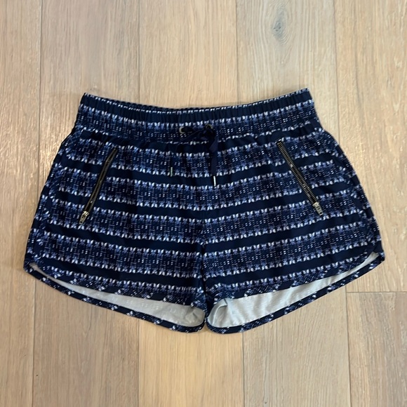 Athleta Sway Short Ikat print. Size medium. EUC - Picture 2 of 7